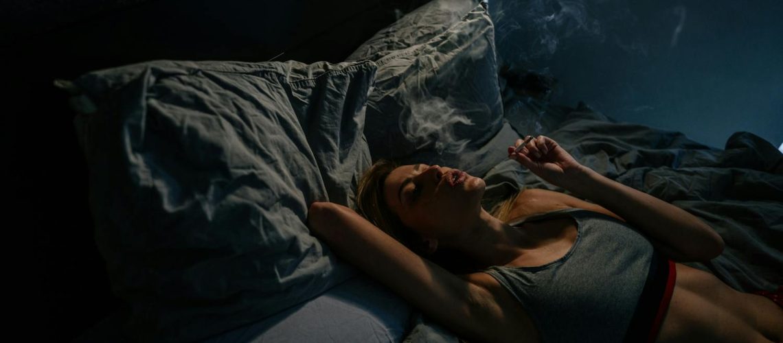 Fumer avant de dormir, pourquoi c’est un piège pour la santé et le sommeil Fumer avant de dormir, pourquoi c'est un piège pour la santé et le sommeil